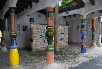 Hundertwasser-zahod-Kawakawa-novi-zeland2