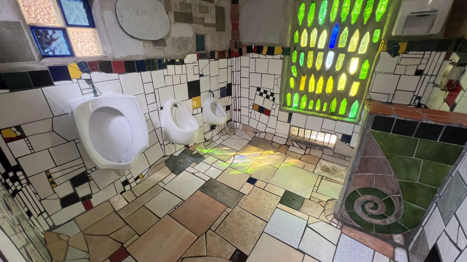 Hundertwasser-zahod-Kawakawa-novi-zeland3