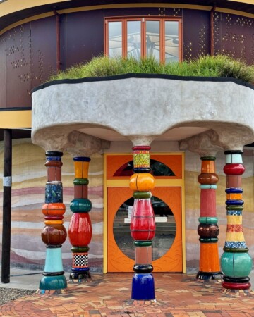 Hundertwasser-zahod-Kawakawa-novi-zeland5