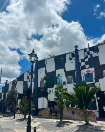 Hundertwasser-zahod-Kawakawa-novi-zeland6