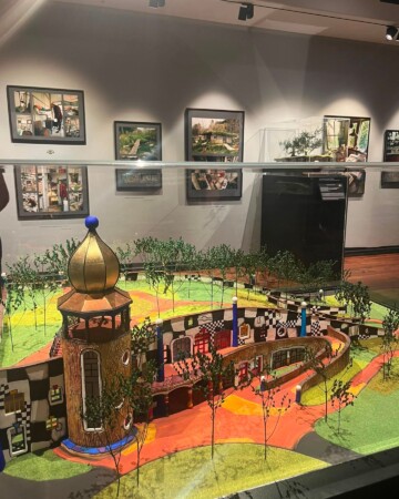 Hundertwasser-zahod-Kawakawa-novi-zeland7