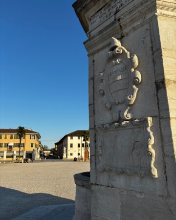 palmanova-italija-piazza-grande-detalj-postolje