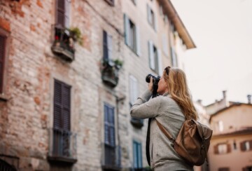 zena-turisti-fotografija