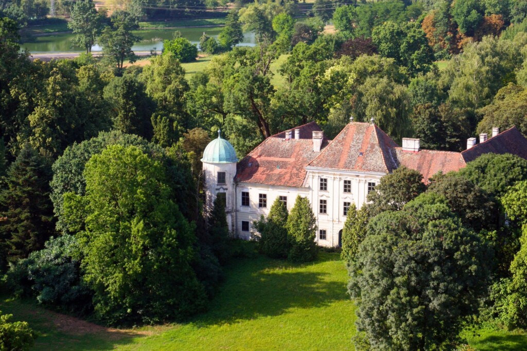 Usred zagrebačkog kvarta nalazi se dvorac: u njemu su se okupljali masoni, bio je škola, a danas propada