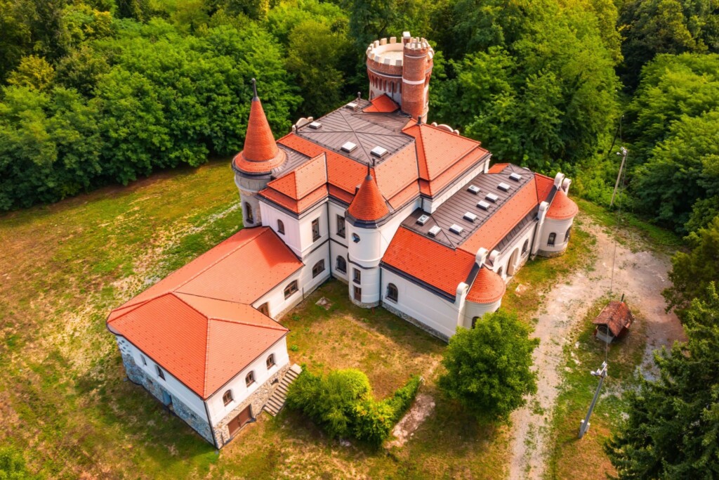 Jedan od najmlađih hrvatskih dvoraca majka je dala izgraditi za svoju kćer. Nekoć je bio najskuplja građevina u cijelom kraju