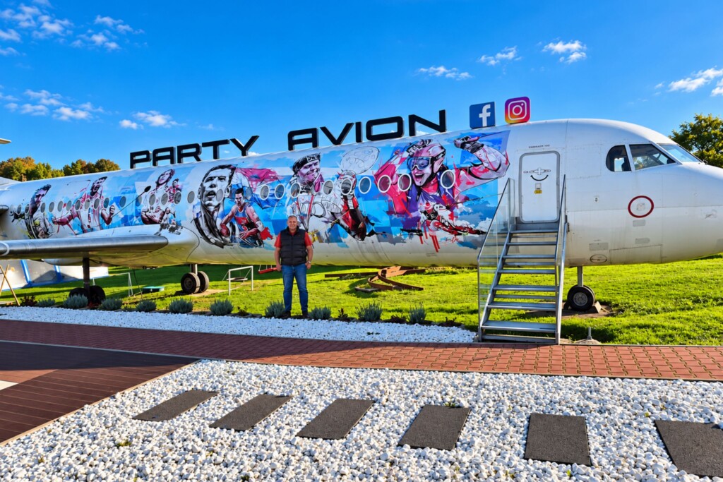 Robert je kupio avion i parkirao ga svom u dvorištu u Zagorju. U njemu možete slaviti rođendane i organizirati tulume